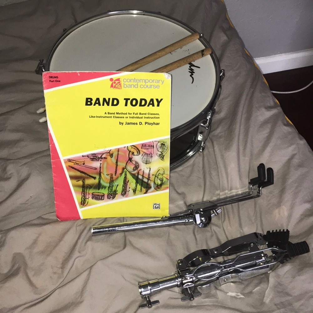 ADMsnaredrum with drum sticks, stand,book, case.